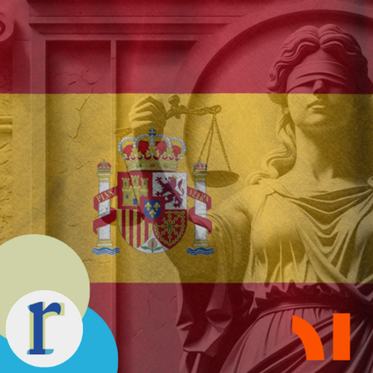 A blindfolded Lady Justice statue holding a scale, overlaid on the red-and-yellow Spanish flag with its coat of arms, symbolising judicial independence in Spain.